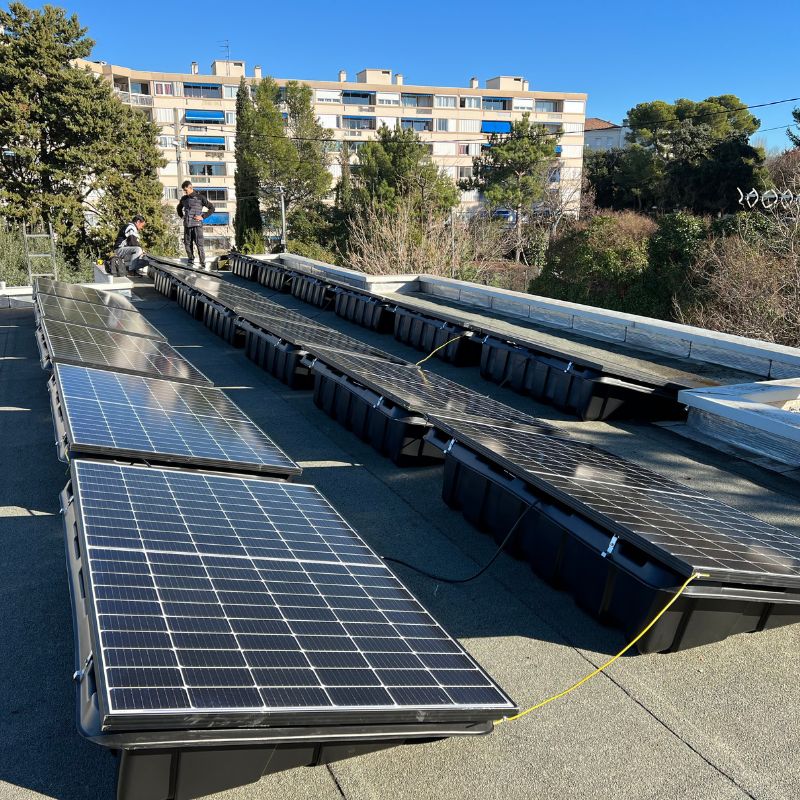 Installation panneaux solaires sur toit plat.