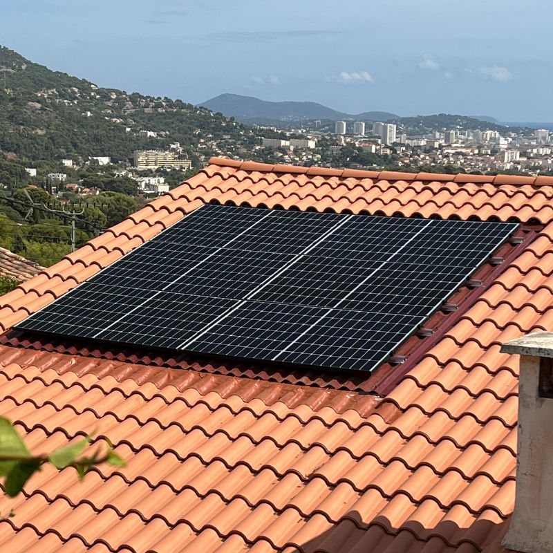 Panneau solaire sur toit en pente à Toulon.