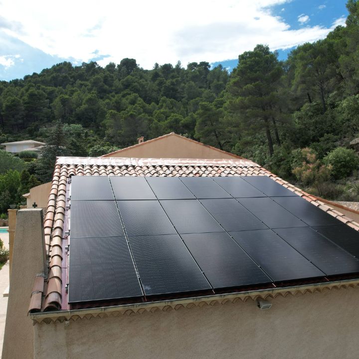 Installation de panneaux photovoltaïques à Vauvenargues (13)