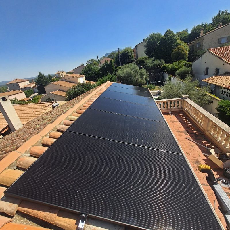 Installation sur toit en pente de panneaux solaires dans la commune de Trets 13.